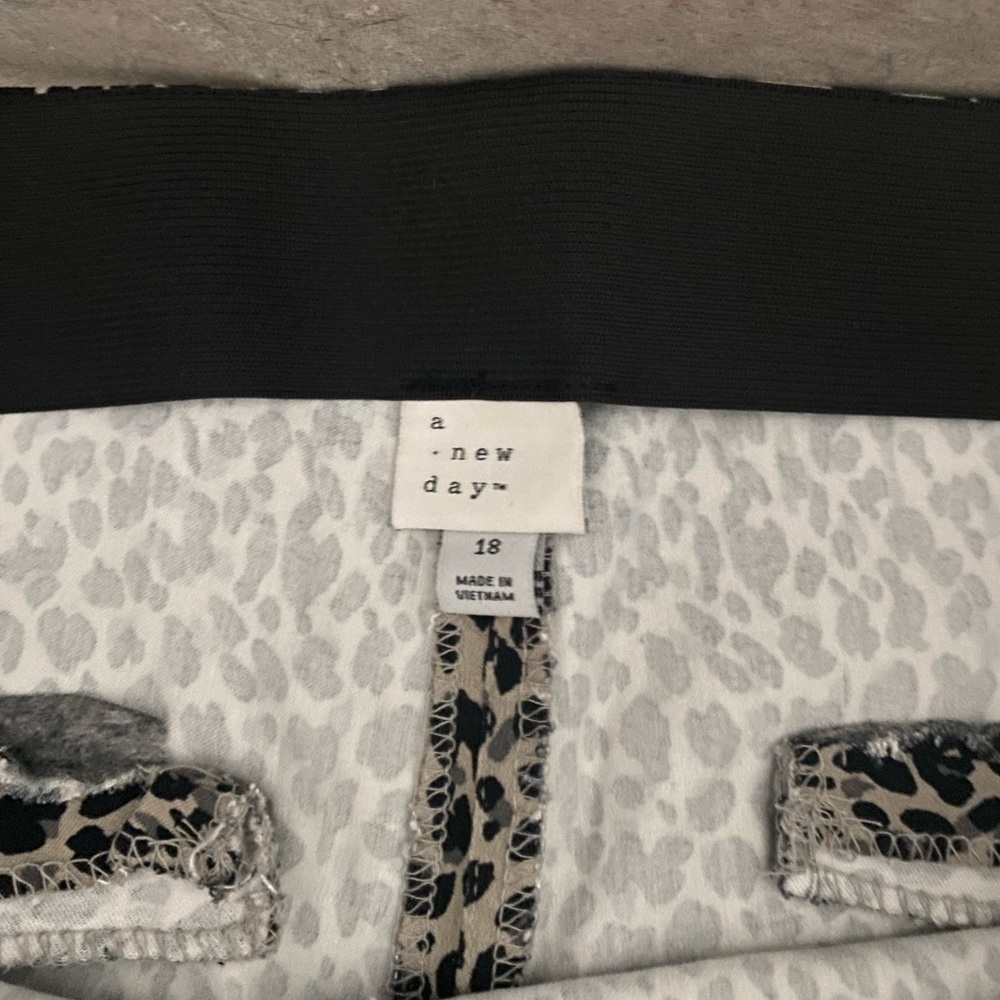 Stretchy waist cheetah dress pants with pockets and zippers